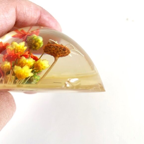 Vintage Lucite Paperweight Butterfly and Real Flowers Mid Century - Picture 5 of 9